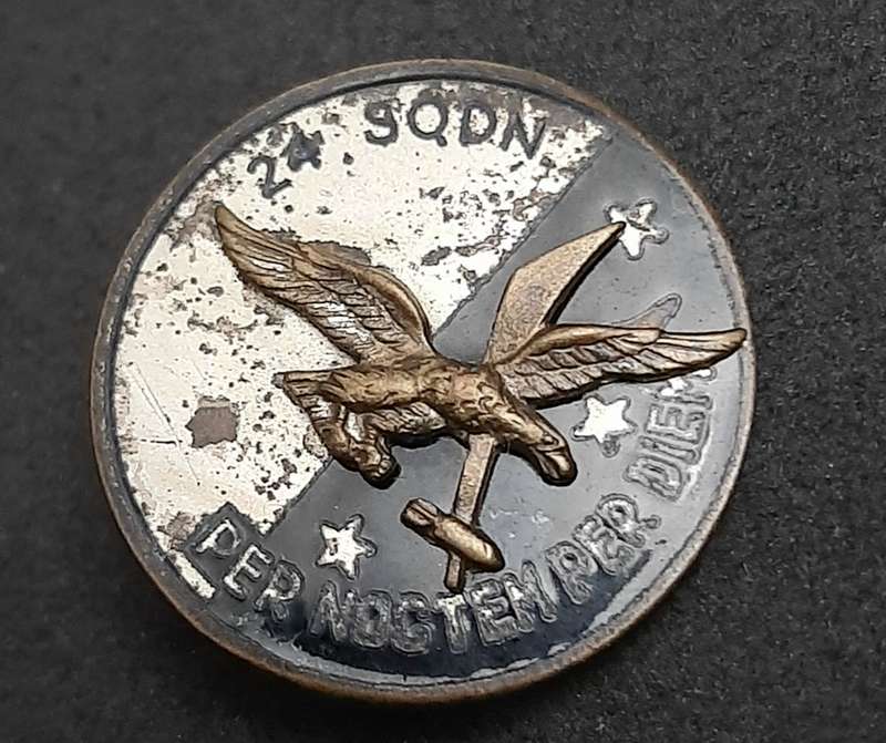 **RARE: WW2 SAAF 24 Sqdn 'Tinnie' Lapel Badge w/ Pin (Fiorintini).**
