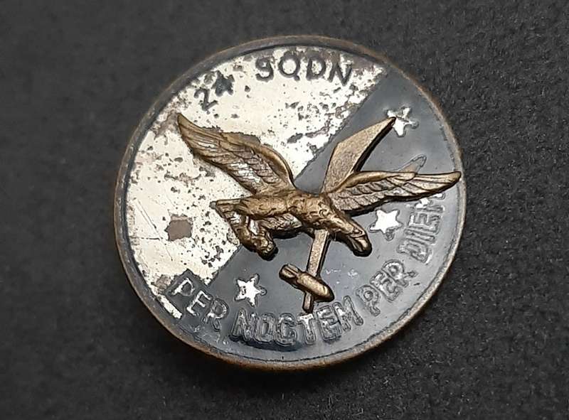 **RARE: WW2 SAAF 24 Sqdn 'Tinnie' Lapel Badge w/ Pin (Fiorintini).**