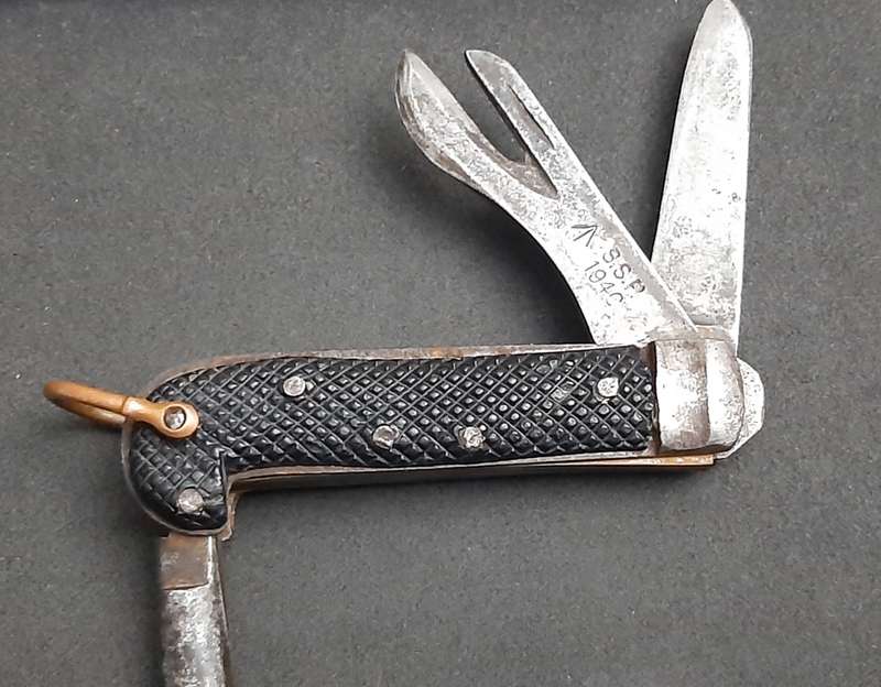**WW2 : British Army/ Rhodesian Jack Knife w/ Bexoid Grips (1940)**