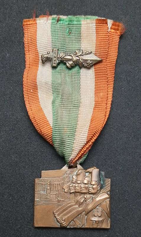 **RARE  WW2 Italian : 1937 Colonial Troops  in Rome Medal w/ Valour Device & Ribbon. **