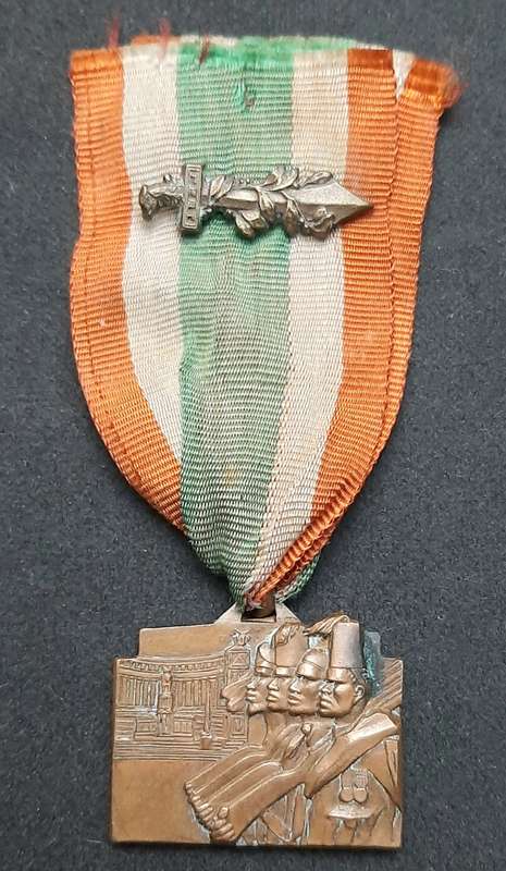 **RARE  WW2 Italian : 1937 Colonial Troops  in Rome Medal w/ Valour Device & Ribbon. **