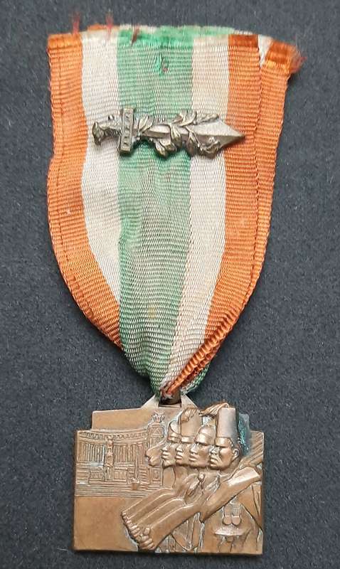 **RARE  WW2 Italian : 1937 Colonial Troops  in Rome Medal w/ Valour Device & Ribbon. **