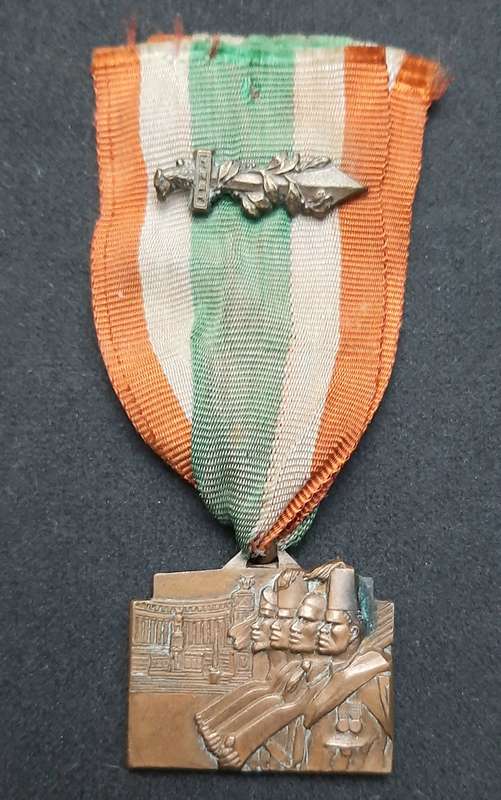 **RARE  WW2 Italian : 1937 Colonial Troops  in Rome Medal w/ Valour Device & Ribbon. **