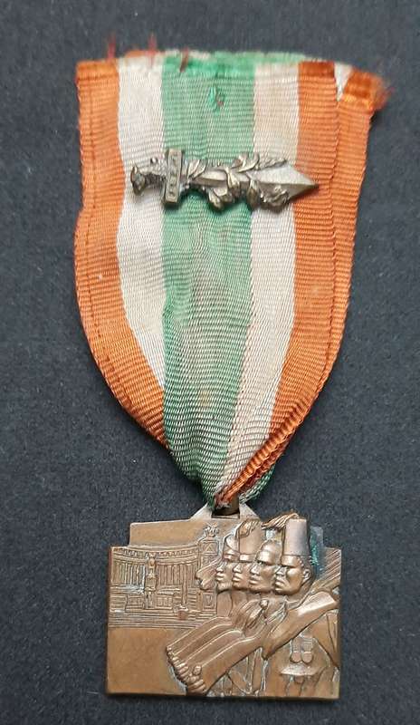 **RARE  WW2 Italian : 1937 Colonial Troops  in Rome Medal w/ Valour Device & Ribbon. **