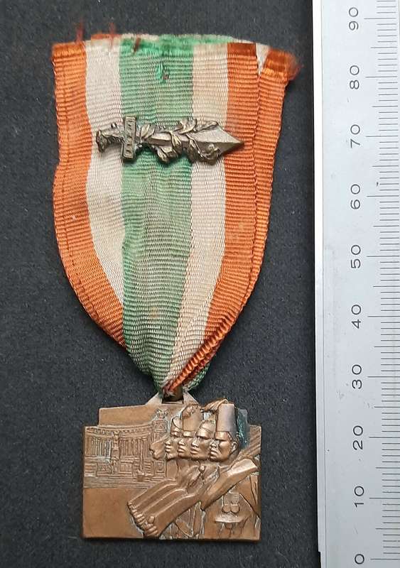 **RARE  WW2 Italian : 1937 Colonial Troops  in Rome Medal w/ Valour Device & Ribbon. **