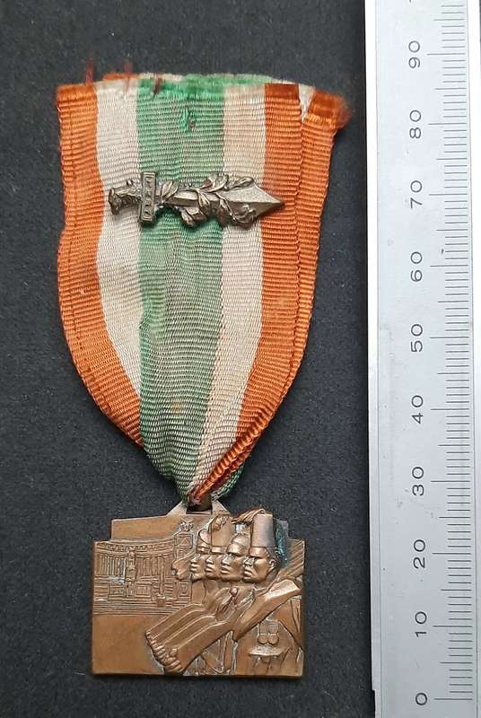 **RARE  WW2 Italian : 1937 Colonial Troops  in Rome Medal w/ Valour Device & Ribbon. **