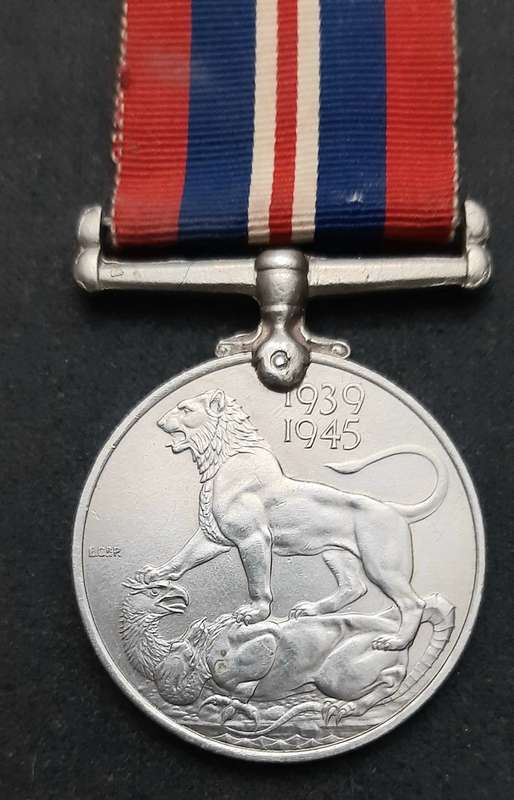 **WW2 : UDF British War Medal w/ Ribbon Full-Size (Att. Female)**