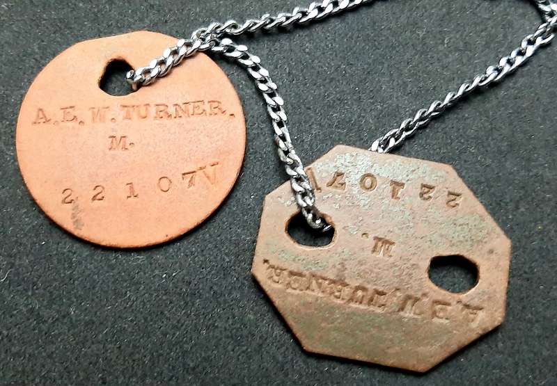 **WW1 / 2 : British Army Identity Discs 'Dog Tags' w/ Chain .**