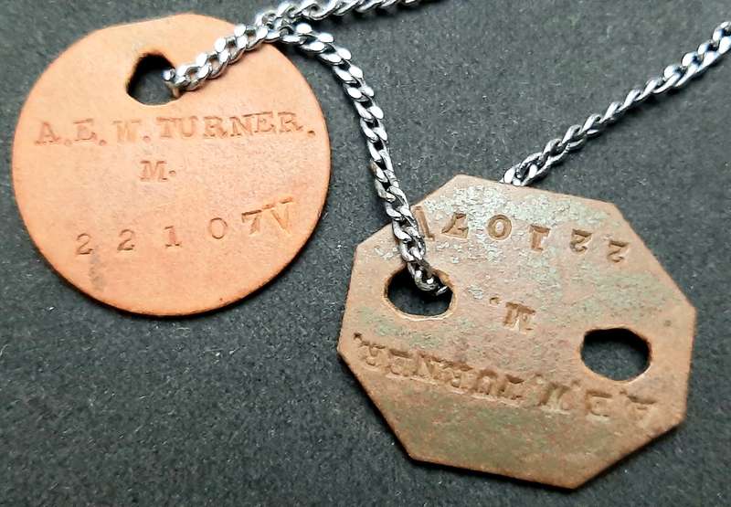 **WW1 / 2 : British Army Identity Discs 'Dog Tags' w/ Chain .**