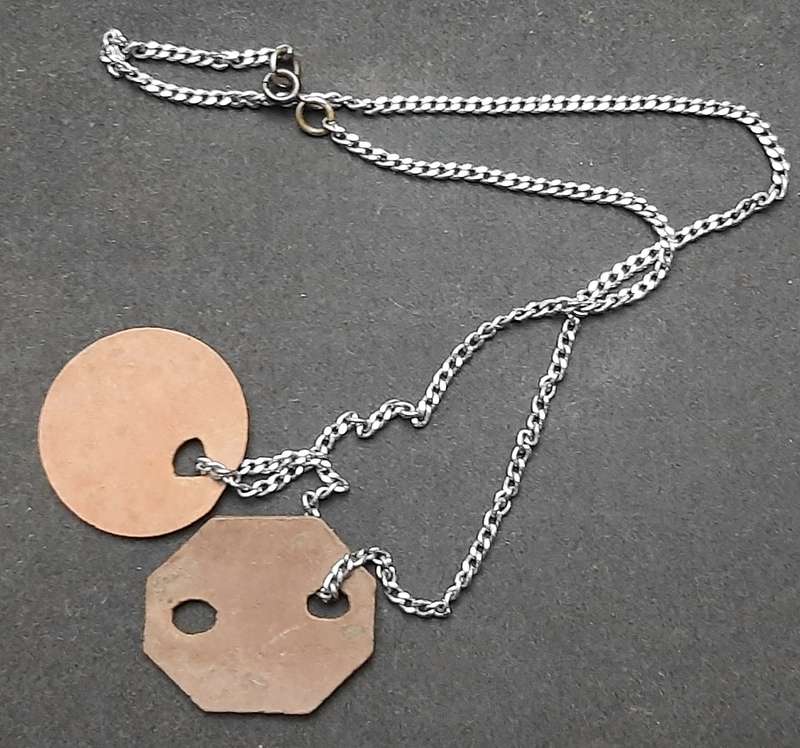 **WW1 / 2 : British Army Identity Discs 'Dog Tags' w/ Chain .**
