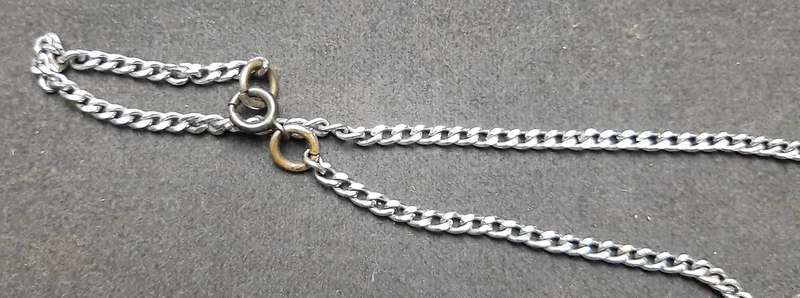 **WW1 / 2 : British Army Identity Discs 'Dog Tags' w/ Chain .**