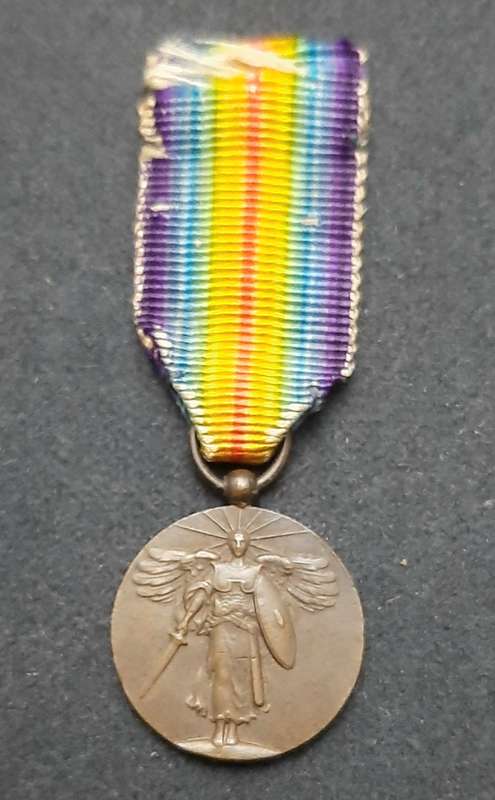 **WW1 : U.S. Victory Miniature Medal w/ Silk Ribbon **