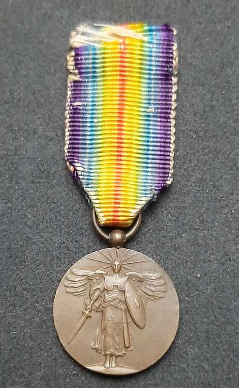 **WW1 : U.S. Victory Miniature Medal w/ Silk Ribbon **