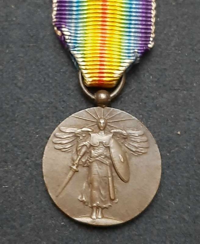 **WW1 : U.S. Victory Miniature Medal w/ Silk Ribbon **
