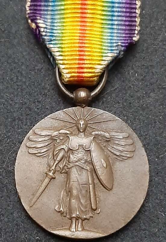 **WW1 : U.S. Victory Miniature Medal w/ Silk Ribbon **