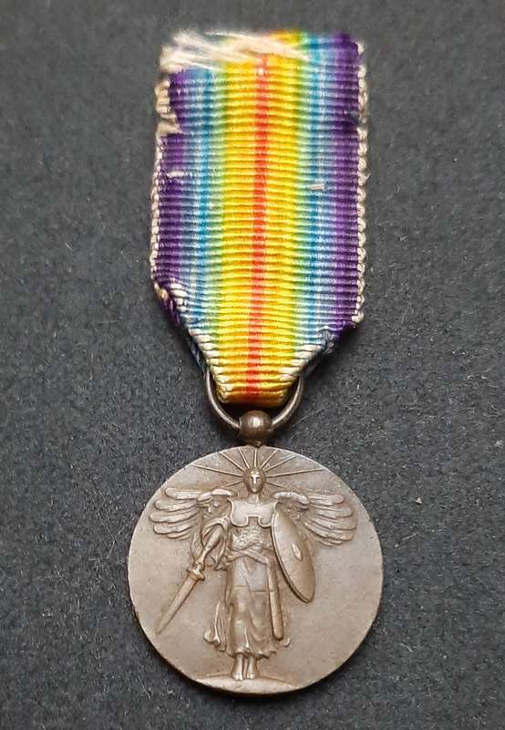**WW1 : U.S. Victory Miniature Medal w/ Silk Ribbon **