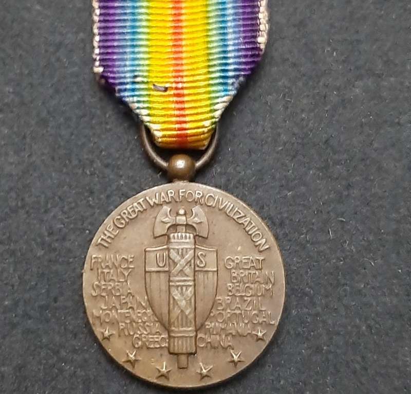 **WW1 : U.S. Victory Miniature Medal w/ Silk Ribbon **