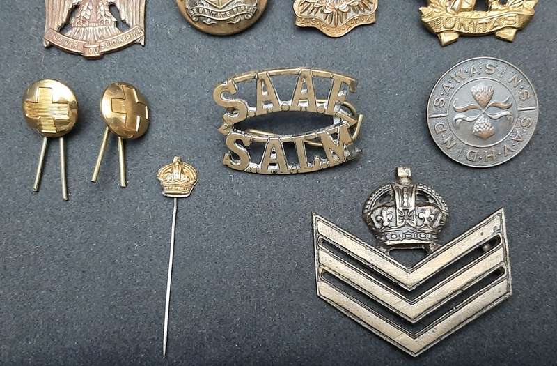 **WW2 UDF : Assorted Metal Badges & Insignia Lot ( x 10 Pcs).**