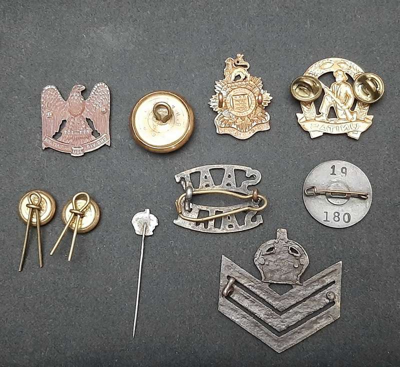 **WW2 UDF : Assorted Metal Badges & Insignia Lot ( x 10 Pcs).**