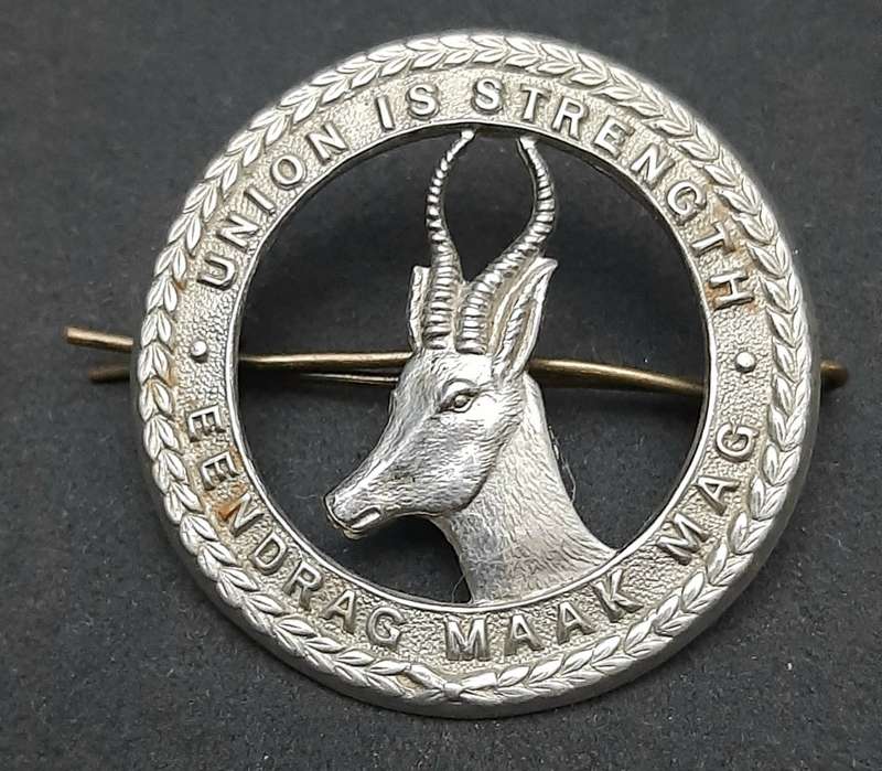 **WW2 UDF: General Service White Metal Cap Badge #3(Pin & Lugs ).**
