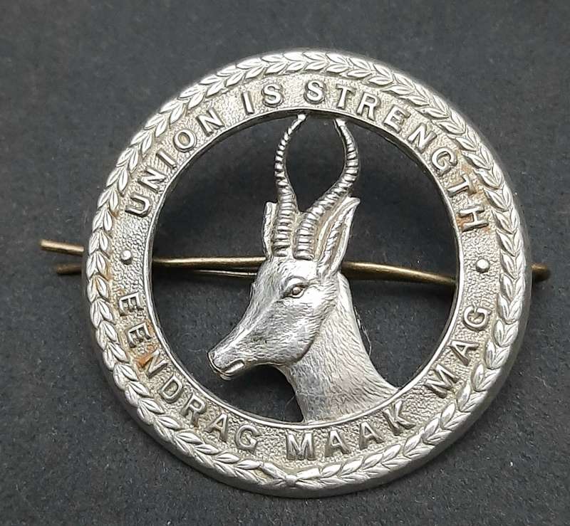 **WW2 UDF: General Service White Metal Cap Badge #3(Pin & Lugs ).**