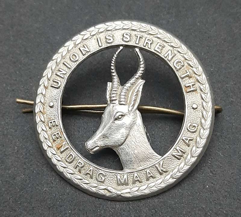 **WW2 UDF: General Service White Metal Cap Badge #3(Pin & Lugs ).**