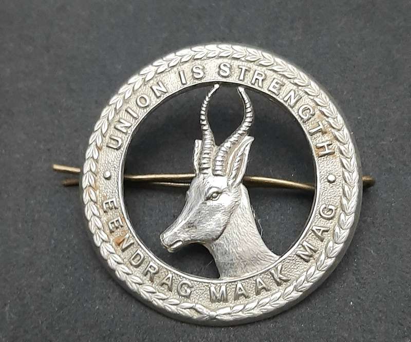 **WW2 UDF: General Service White Metal Cap Badge #3(Pin & Lugs ).**