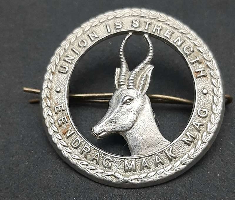 **WW2 UDF: General Service White Metal Cap Badge #3(Pin & Lugs ).**