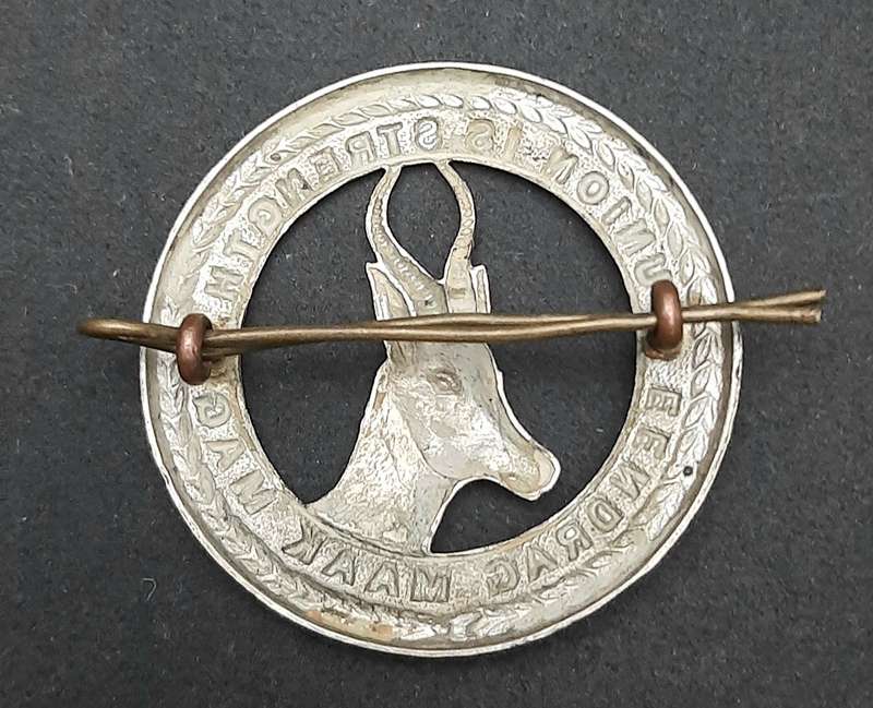 **WW2 UDF: General Service White Metal Cap Badge #3(Pin & Lugs ).**