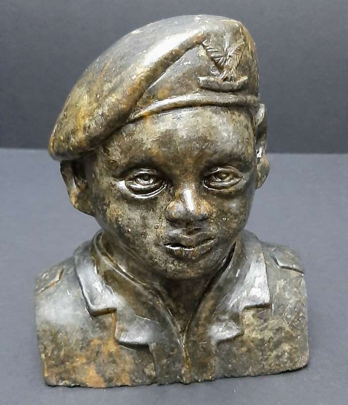 **Rhodesian Bush War: 1970s Rhodesian Army  'Selous Scouts' Carved Soapstone Bust (15cm x 14cm) .**
