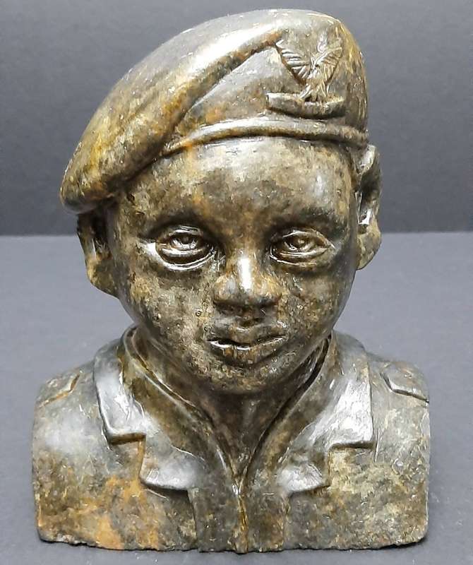 **Rhodesian Bush War: 1970s Rhodesian Army  'Selous Scouts' Carved Soapstone Bust (15cm x 14cm) .**