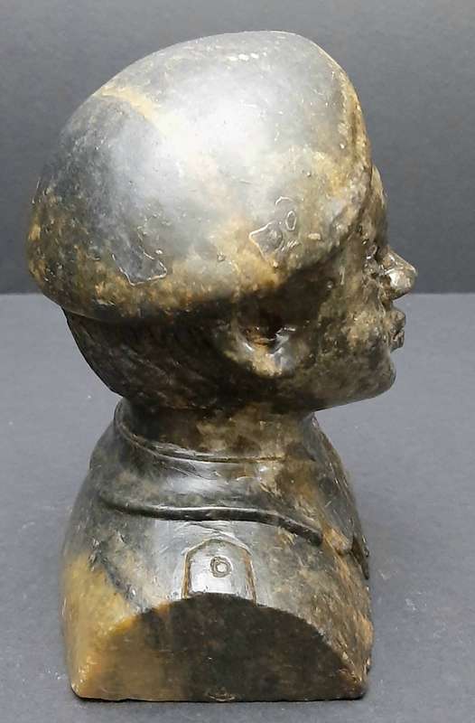 **Rhodesian Bush War: 1970s Rhodesian Army  'Selous Scouts' Carved Soapstone Bust (15cm x 14cm) .**