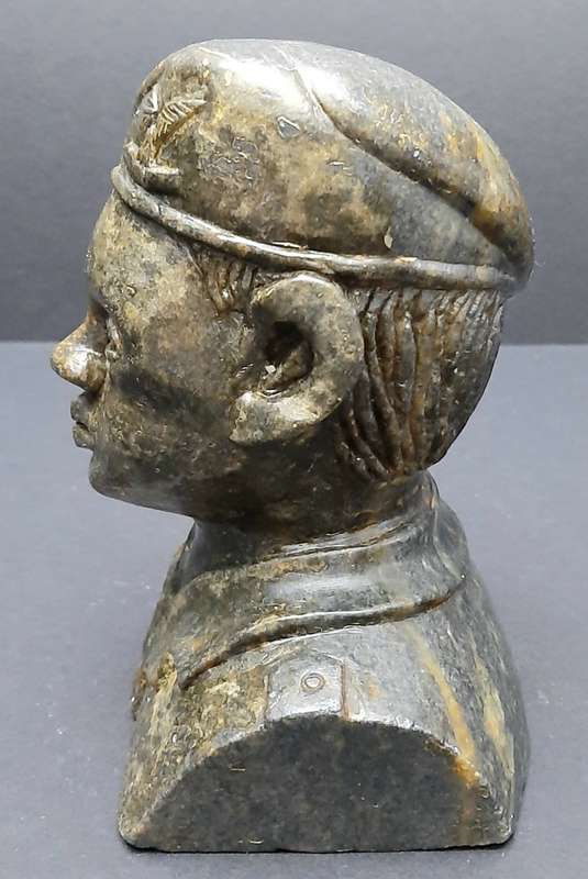 **Rhodesian Bush War: 1970s Rhodesian Army  'Selous Scouts' Carved Soapstone Bust (15cm x 14cm) .**
