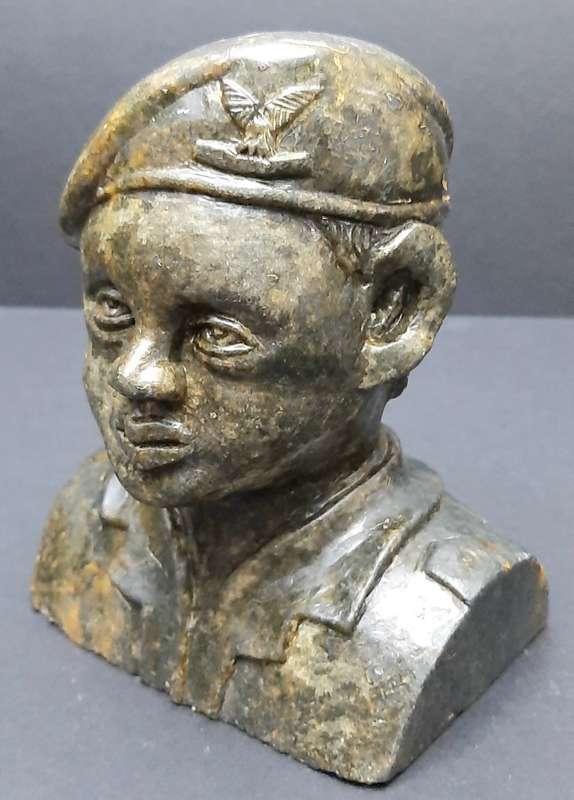 **Rhodesian Bush War: 1970s Rhodesian Army  'Selous Scouts' Carved Soapstone Bust (15cm x 14cm) .**