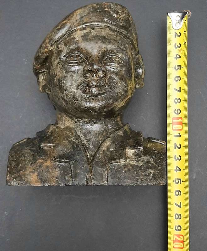 **Rhodesian Bush War: 1970s Rhodesian Army  'Selous Scouts' Carved Soapstone Bust (15cm x 14cm) .**