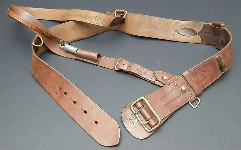 **WW2 UDF: Officer's Sam Browne Leather Belt Equipment w/ Lanyard & Whistle (36").**