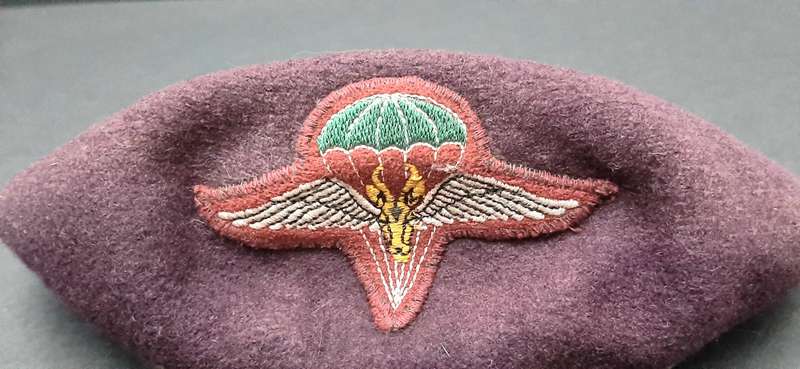 ** Early 1990s SADF: 1 Parachute Battalion Beret w/ Embroidered Unit Insignia ( 55) (USED).**