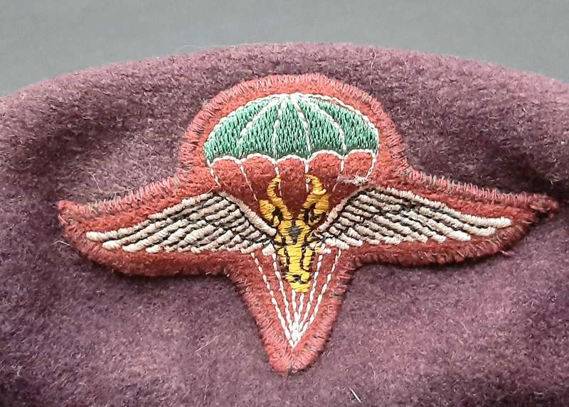 ** Early 1990s SADF: 1 Parachute Battalion Beret w/ Embroidered Unit Insignia ( 55) (USED).**