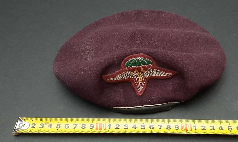 ** Early 1990s SADF: 1 Parachute Battalion Beret w/ Embroidered Unit Insignia ( 55) (USED).**