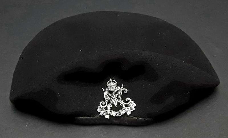 **RARE: WW2 UDF 'Royal Natal Carbineers ' Armoured Beret w/ Badge Insignia ( 1940)  .**