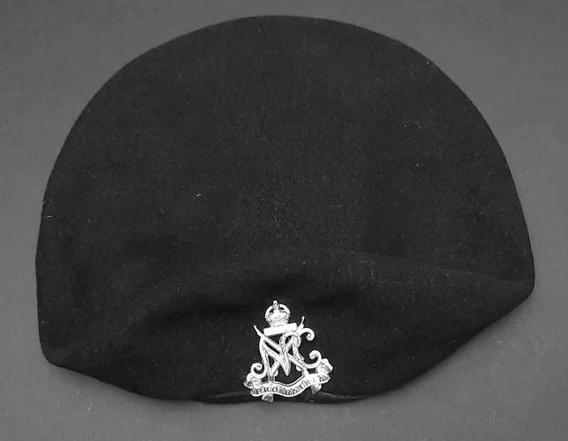 **RARE: WW2 UDF 'Royal Natal Carbineers ' Armoured Beret w/ Badge Insignia ( 1940)  .**