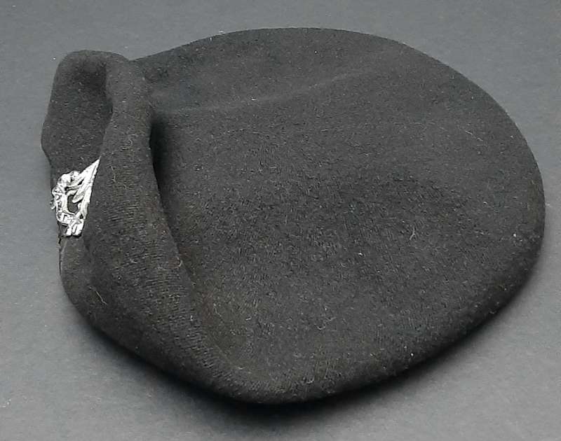 **RARE: WW2 UDF 'Royal Natal Carbineers ' Armoured Beret w/ Badge Insignia ( 1940)  .**