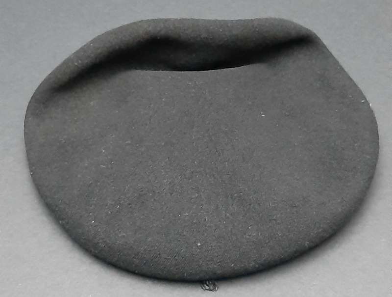 **RARE: WW2 UDF 'Royal Natal Carbineers ' Armoured Beret w/ Badge Insignia ( 1940)  .**