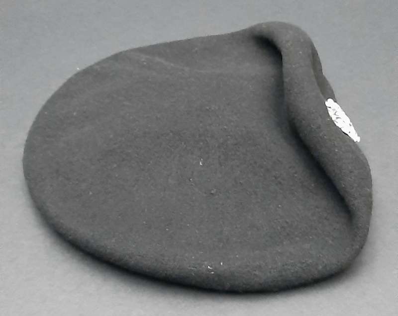 **RARE: WW2 UDF 'Royal Natal Carbineers ' Armoured Beret w/ Badge Insignia ( 1940)  .**