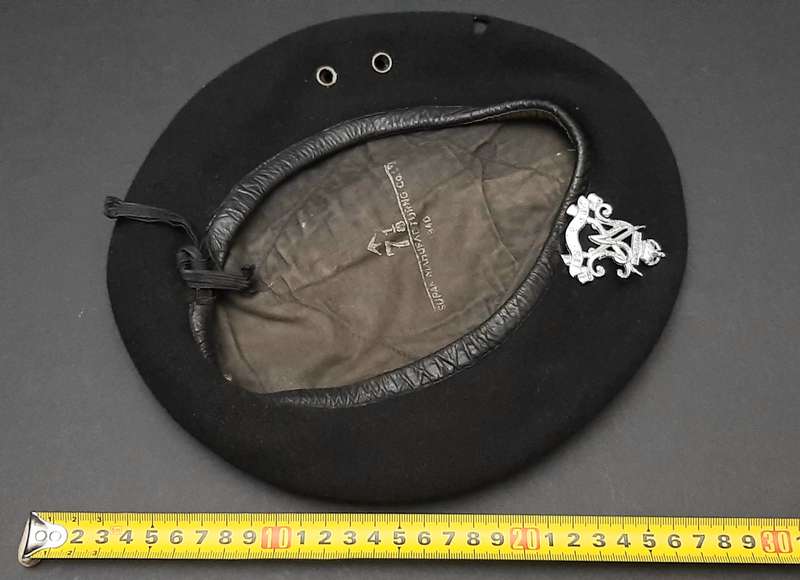**RARE: WW2 UDF 'Royal Natal Carbineers ' Armoured Beret w/ Badge Insignia ( 1940)  .**