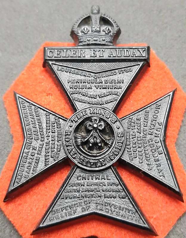 **WW2 British: 1944 Officer's King's Royal Rifle Corps Bakelite Cap Badge w/ Felt (Pins) .**