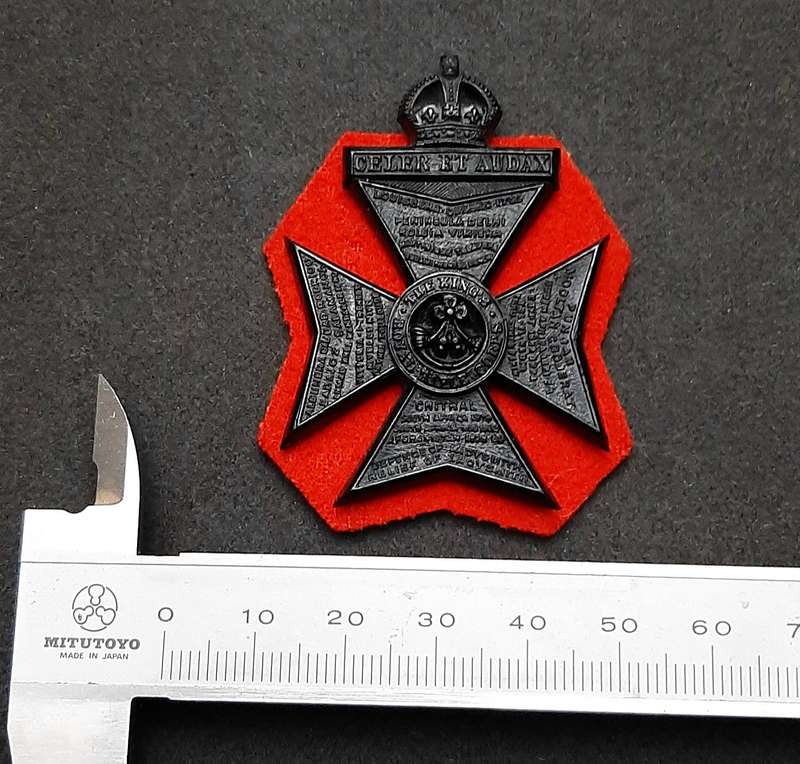 **WW2 British: 1944 Officer's King's Royal Rifle Corps Bakelite Cap Badge w/ Felt (Pins) .**