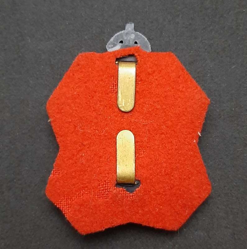**WW2 British: 1944 Officer's King's Royal Rifle Corps Bakelite Cap Badge w/ Felt (Pins) .**
