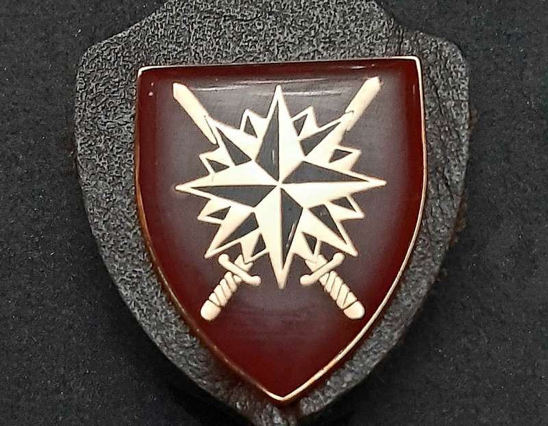 **RARE: 1988 SADF Reconnaissance Regiment 'Recce' HQ Pocket Fob Badge w/ Leather Hangar.(Pins)**