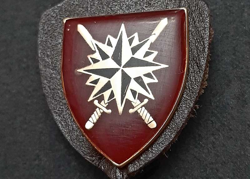 **RARE: 1988 SADF Reconnaissance Regiment 'Recce' HQ Pocket Fob Badge w/ Leather Hangar.(Pins)**